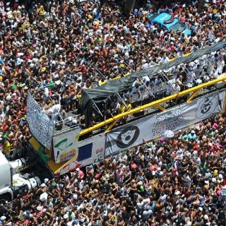 Will Smith visita favela y se une a celebridades en Carnaval de Río