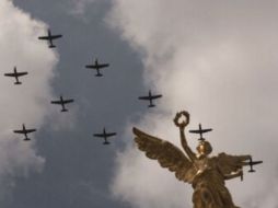 El cuerpo militar realiza una formación aérea como parte de una demostración. ESPECIAL /