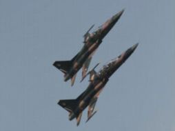 Militares hacen gala de sus habilidades acrobáticas durante el Día de la Fuerza Aérea. ESPECIAL /