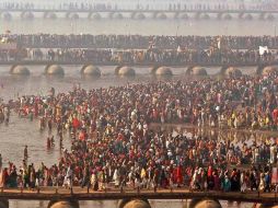 La ceremonia religiosa más grande del mundo, con millones de asistentes que toman el baño en las aguas del Ganges. AP /