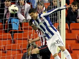 El cabezazo del mexicano abre la puerta a tres goles más y la goleada de los catalanes. EFE /