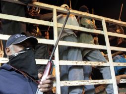 Ciudadanos del poblado de Barra Vieja fueron detenidos como sospechosos. AFP /