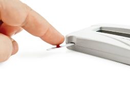 Las personas que presentan la enfermedad deben medir su glucosa luego de consumir alimentos. ID  /