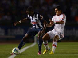 Jesús Sánchez (der) en acción en el partido del sábado ante el Monterrey. MEXSPORT /