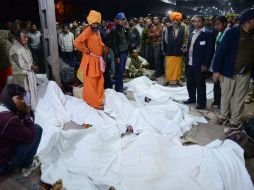 Autoridades de la India en medio de algunos de los viajeros que perdieron la vida. AFP /