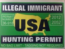 La calcomanía es hecha por una compañía llamada Central States Novelty. ESPECIAL /