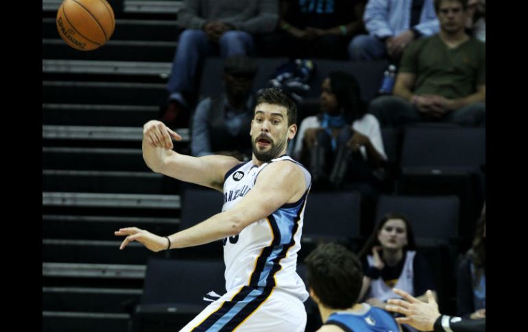 Ricky Rubio observa un pase de Marc Gasol. EFE /