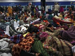 La avalancha ocurre en la estación de tren cercana al lugar de la Kumbh Mela. AP /