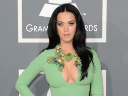 Katy Perry. El escote del vestido de esta intérprete atrajo las miradas. AFP /