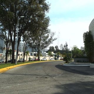 Demandan reabrir calles públicas que fueron concesionadas