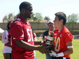 El linebacker de los Cardenales de Arizona, Daryl Washington, entregó los premios, como el del Más Valioso del torneo, a Félix Rivera. EL INFORMADOR /