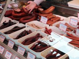 Salchichas de carne de caballo son puestas a la venta en una carnicería de carne de caballo en Múnich. EFE /