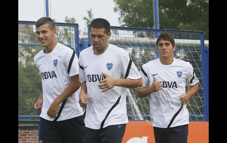 Riquelme (centro) regresa a Boca también debido a la exigencia de la afición. EFE /
