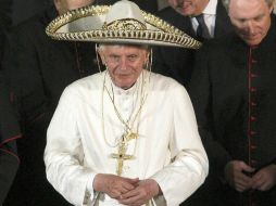 Fotografía de archivo del 25 de marzo de 2012 tomada en León del Papa Benedicto XVI, con un sombrero típico mexicano. EFE /