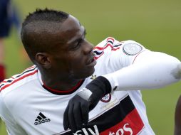 A pesar de que Mario se encontraba en el encuentro, los aficionados se manifestaron en su contra. AFP /