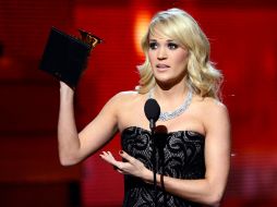 Carrie Underwood aceptando su premio Grammy, ante el segundo mayor número de televidentes. AFP /