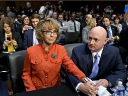 El anuncio concluye con Giffords hablando a la cámara junto a su esposo, el exastronauta Mark Kelly. AP /