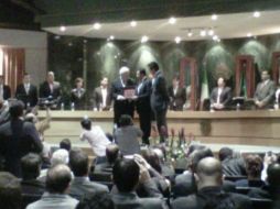 Héctor Robles (c) le entrega las llaves de Zapopan al ex ministro irlandés John Bruton (i).  /