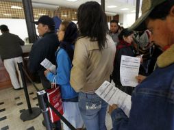 Imagen de personas que han acudido a hacer el pago. ARCHIVO /
