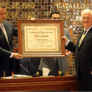 Reconocen trayectoria de ex primer ministro de Irlanda