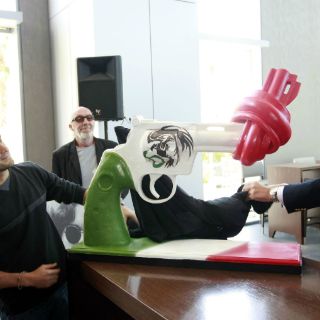 Poncho Herrera devela escultura de exhibición ''Pistolas por la paz''