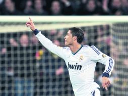 Cristiano Ronaldo llega “engrasadito” al partido de mañana contra los Red Devils, luego de anotar tres goles el sábado al Sevilla. AP /