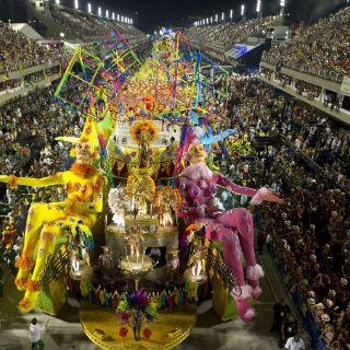 Las comparsas mantienen la alegría en el último día del carnaval