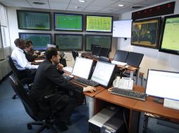 Empleados de la CTBTO revisan las pantallas en la sala de control de la agencia internacional de supervisión de pruebas nucleares. EFE /