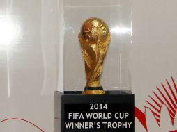 Varios dirigentes y políticos observan al máximo premio del futbol mundial. MEXSPORT /