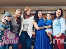 Johnny, Chiquis, Rosie, Jacqui, Jaylah, Jenicka y Michael con Luna en brazos, protagonistas de la tercera temporada. EFE /