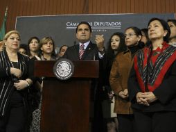 El diputado Silvano Aureoles, acompañando a las legisladoras durante la conferencia de prensa. NTX /
