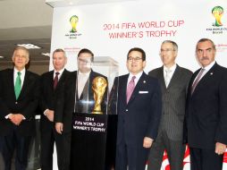 Legisladores y Jesús Mena, titular de la Conade, aprovecharon para tomarse un foto al lado del trofeo. MEXSPORT /