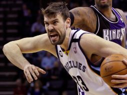 Gasol aporta un doble-doble 24 puntos y 12 rebotes, que lo dejan líder del equipo en ambas facetas del juego. AP /