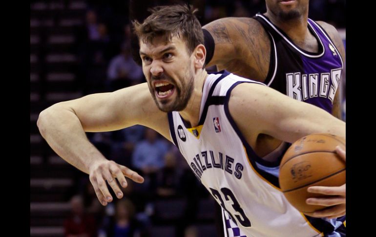 Gasol aporta un doble-doble 24 puntos y 12 rebotes, que lo dejan líder del equipo en ambas facetas del juego. AP /