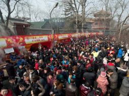 Asistentes al parque Longtan en Beijing, celebrando el año nuevo bajo alerta de contaminación. AFP /