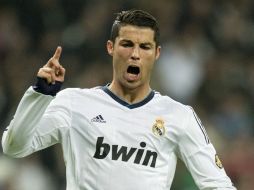 CR7 dona el premio que la UEFA le ofrece por ser uno de los futbolistas del ''Once del año 2012''. AFP /