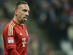 Ribery reacciona rápido a la situación y evita los problemas. AFP /