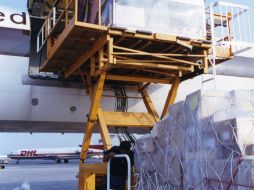 Se espera que los vuelos cargueros incrementen la producción muebleja de Jalisco. ARCHIVO /
