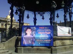 Un cartel en Plaza de Arma recuerda al niño Miguel Angel, que murió después de presuntamente caer al Río Santiago.  /