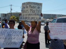 Amigos y parientes de los vinculados presuntamente con la delincuencia hicieron un bloqueo por más de nueve horas. ARCHIVO /