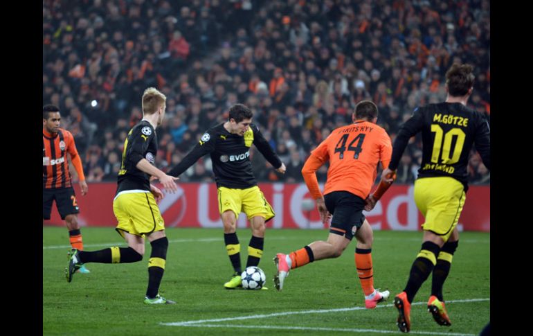 Robert Lewandowski (centro) anota un gol para el Borussia durante el partido. AFP /
