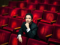Andrés Orozco es uno de los dos directores musicales hispanos que han dirigido esta orquesta en 170 años. AP /