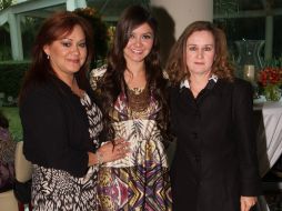 CON LA NOVIA. Josefina Reyes, Claudia Ledesma Reyes y Ma. Cecilia Reynoso de Aguayo.  /
