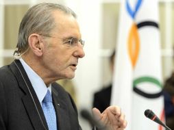 El presidente del COI, Jacques Rogge, ve en tiempos, las actividades previas a Río 2016. AP /