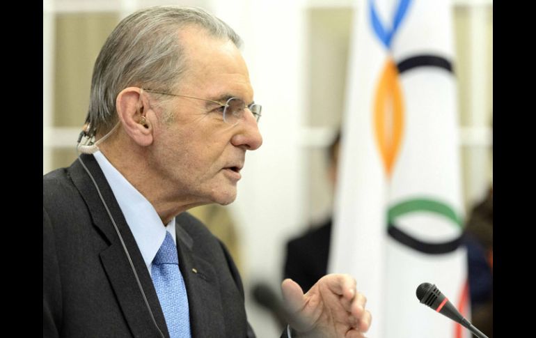 El presidente del COI, Jacques Rogge, ve en tiempos, las actividades previas a Río 2016. AP /