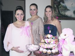 ANFITRIONES. Katy y Maricarmen Espinosa con Bety Meré.  /