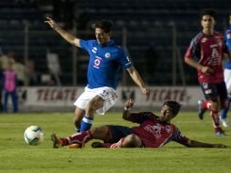 Vela trata de quitarse la marca durante el partido ante Irapuato. MEXSPORT /
