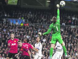 Como en casa. El arquero español del Manchester United, David de Gea, despeja una de las ocasiones merengues. AFP /