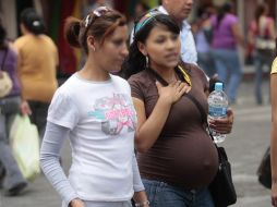 Según datos de la SSJ, los embarazos en mujeres de entre 15 y 19 años bajaron de 2011 a 2012: pasaron de 27 mil 844, a 26 mil 428. ARCHIVO /
