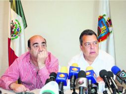 Anuncio conjunto. El procurador Jesús Murillo Karam y el gobernador Ángel Aguirre Rivero. EFE /